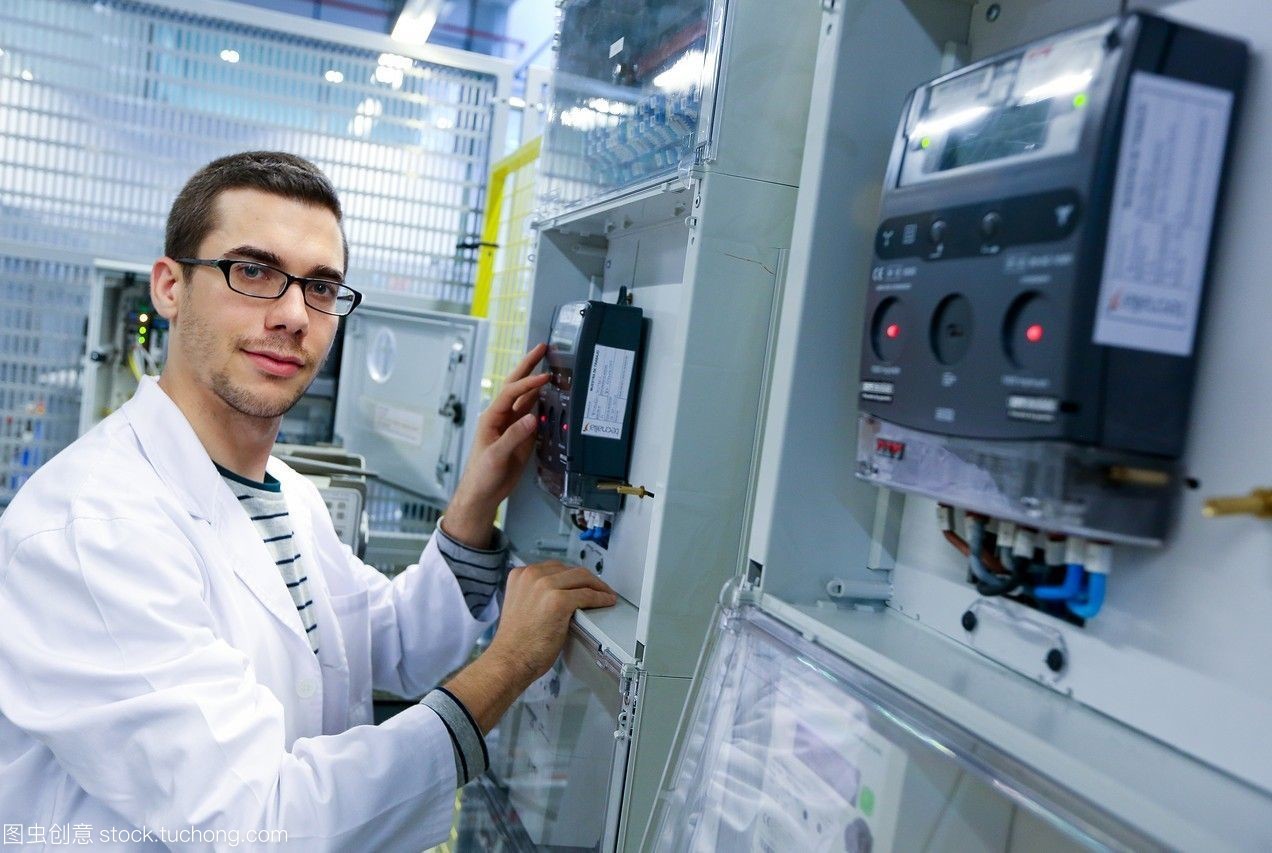 TECNALIA研究员 引领低压微网与电器柜性能测试，赋能智能电网认证服务